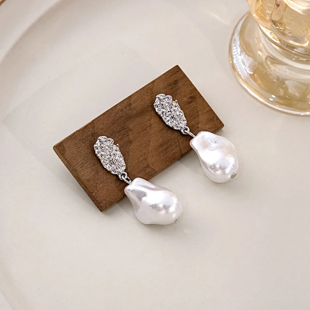 Pendientes de perlas irregulares geométricas con aguja, colgante de perla barroca plegada simple, pendientes únicos de lujo para mujer