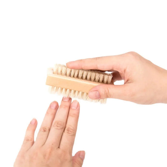 Cepillo de cerdas para manicura y pedicura con mango de madera de doble cara y cerdas de nailon para baño de uñas.