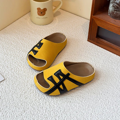 2025 nuevos zapatos infantiles para niños y niñas, con tacón plano y suela suave, cómodos y versátiles para uso al aire libre.