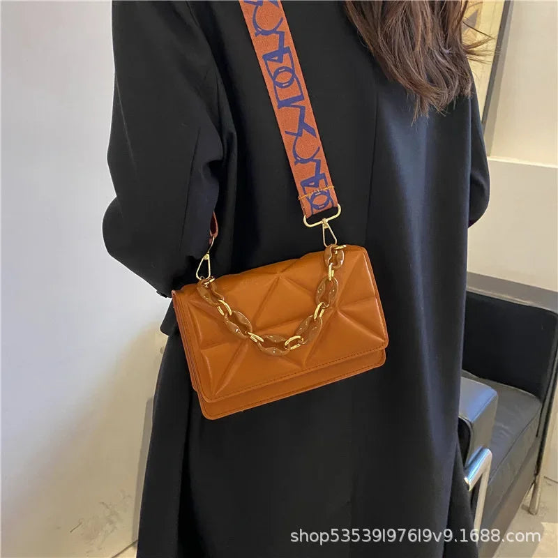 Bolso de mano con asa de cadena, moderno y versátil, pequeño, cuadrado, para mujer, bandolera de piel sintética suave, estilo vintage, con cremallera interior.