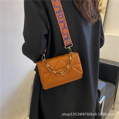 Bolso de mano con asa de cadena, moderno y versátil, pequeño, cuadrado, para mujer, bandolera de piel sintética suave, estilo vintage, con cremallera interior.
