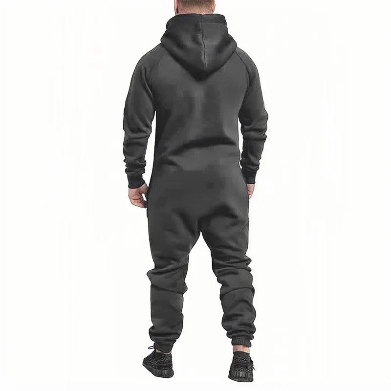 Monos deportivos de hombre con capucha, forro polar, bolsillos, manga larga y cremallera en color de contraste.
