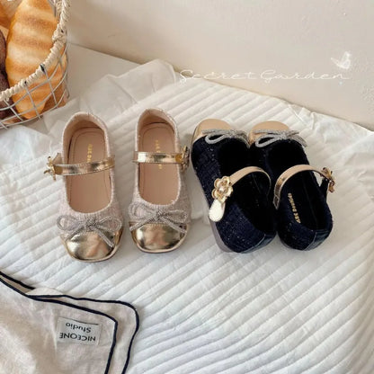 Los zapatos de cuero para niñas son versátiles y elegantes. Zapatos de tacón bajo para niña, con diseño brillante y forma de lazo, para otoño e invierno.