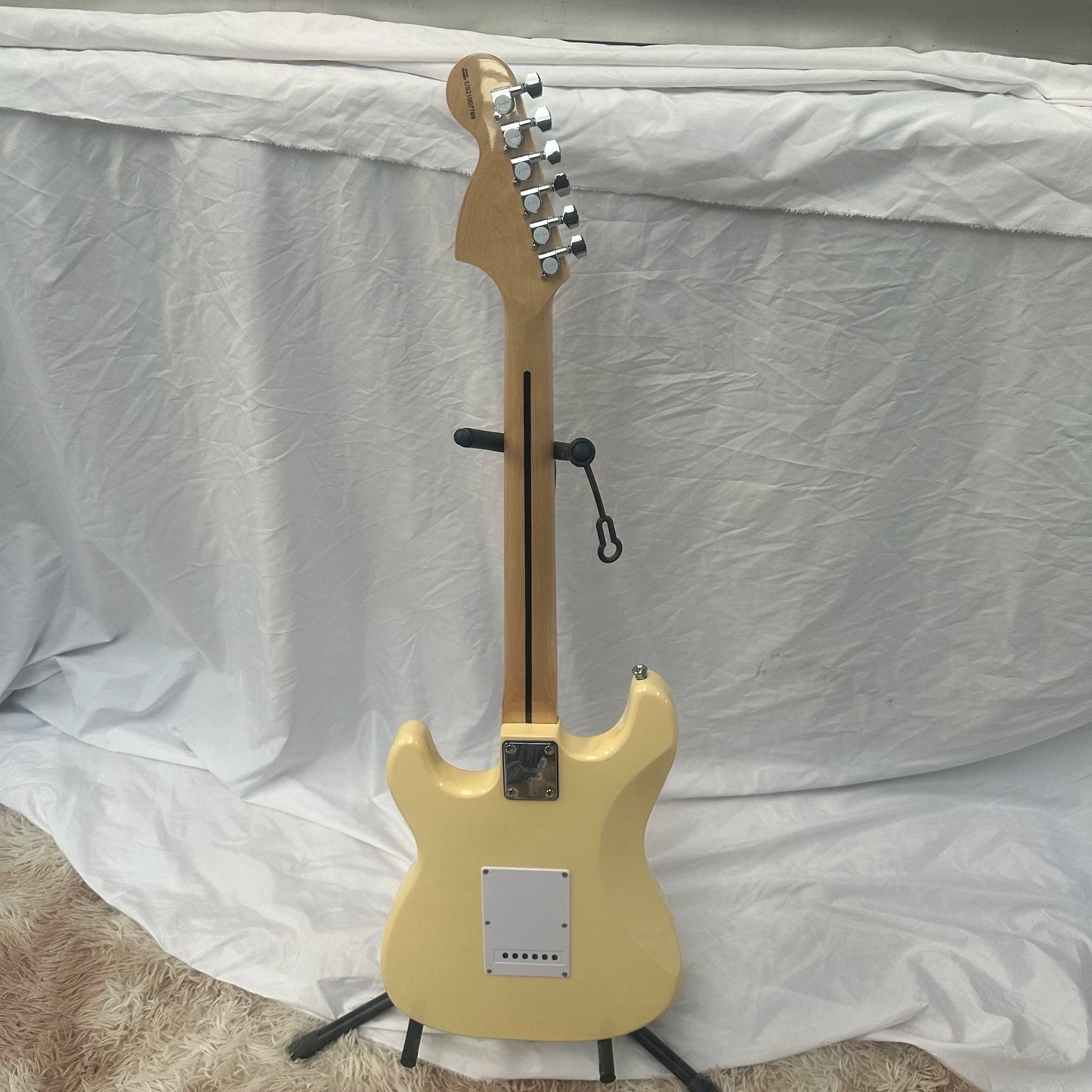 Guitarra eléctrica OEM de alta calidad con envío gratuito, mástil de arce y diapasón de arce con muescas, mástil sándwich, guitarra con incrustaciones de lunares.
