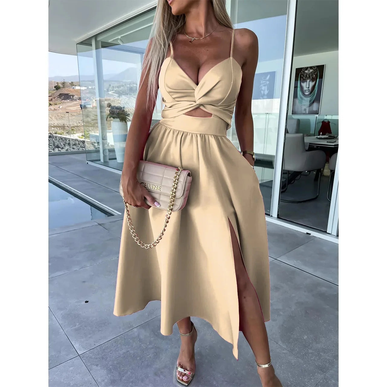Vestido de mujer con nuevo estilo, cuello en V, corte amplio, que estiliza y suaviza la silueta, espalda abierta y largo medio.
