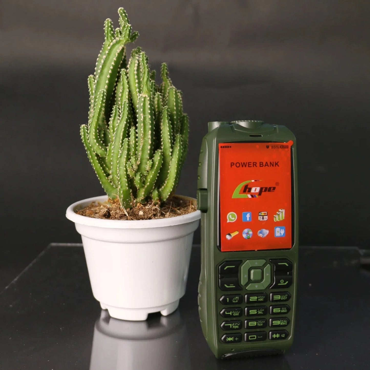 Teléfono militar a prueba de golpes con batería de gran capacidad, 3 SIM, botón SOS, voz potente, marcación rápida, clip integrado, resistente y funcional para personas mayores.