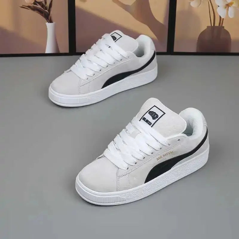 2025 Nuevos zapatos de pan para pareja para mujer, bajos, de suela gruesa, casuales, de moda, para patineta, zapatos blancos, material de PU, antideslizantes