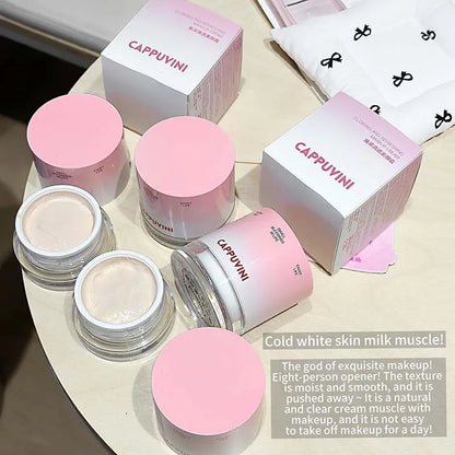 La crema natural radiante y transparente de CAPPUVINI con una base cremosa para la piel crea un look de maquillaje refrescante y suave.