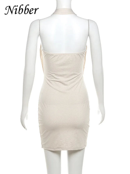 Vestido corto de color sólido con estampado de diamantes de imitación, estilo moderno, escote en V profundo y sin tirantes. Ideal para la moda femenina y la ropa urbana.