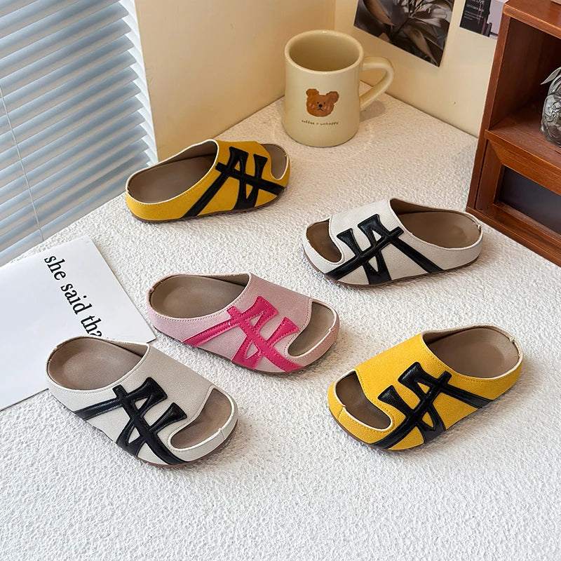2025 nuevos zapatos infantiles para niños y niñas, con tacón plano y suela suave, cómodos y versátiles para uso al aire libre.