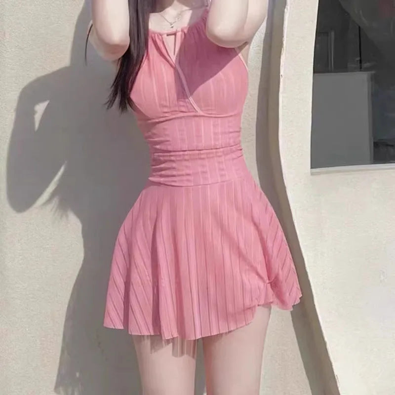 Traje de baño de una pieza para mujer 2025 nuevo estilo de vestido rosa puro deseo viento cuello colgante para cubrir el estómago
