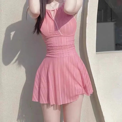 Traje de baño de una pieza para mujer 2025 nuevo estilo de vestido rosa puro deseo viento cuello colgante para cubrir el estómago