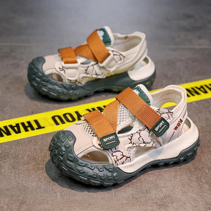 Sandalias para niños con puntera cerrada, superficie de malla hueca, zapatos deportivos antideslizantes de suela blanda, nuevo estilo de verano 2025, calzado casual