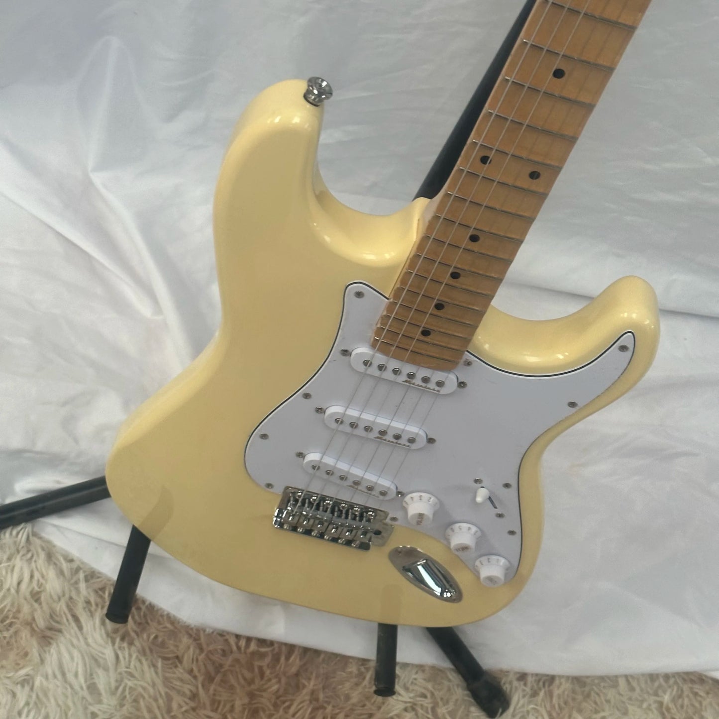 Guitarra eléctrica OEM de alta calidad con envío gratuito, mástil de arce y diapasón de arce con muescas, mástil sándwich, guitarra con incrustaciones de lunares.