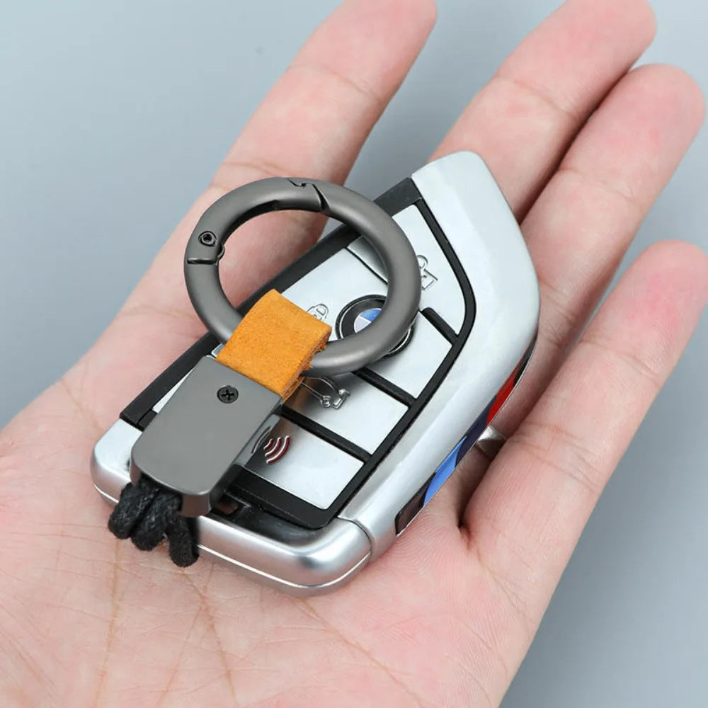 Llaveros de cuero genuino para hombres y mujeres, llavero de coche con cordón de algodón, llavero de metal, regalo, llavero moderno.