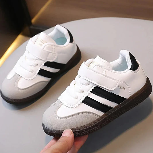 Zapatos descalzos de primavera 2025 para niños, zapatillas de deporte de moda para niños y niñas, zapatillas de tenis de suela blanda para niños pequeños.