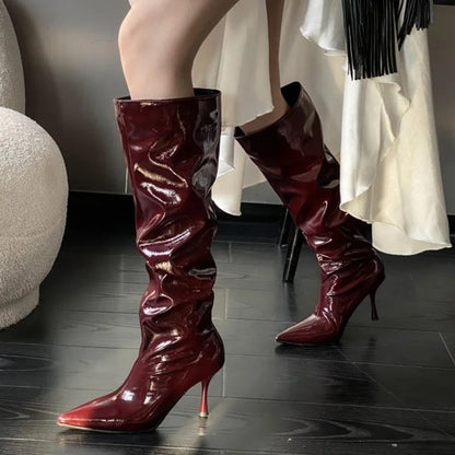 Botas de tacón alto y fino con punta puntiaguda para mujer, botines sexys plisados ​​brillantes de media pantorrilla, de piel sintética color burdeos y negro