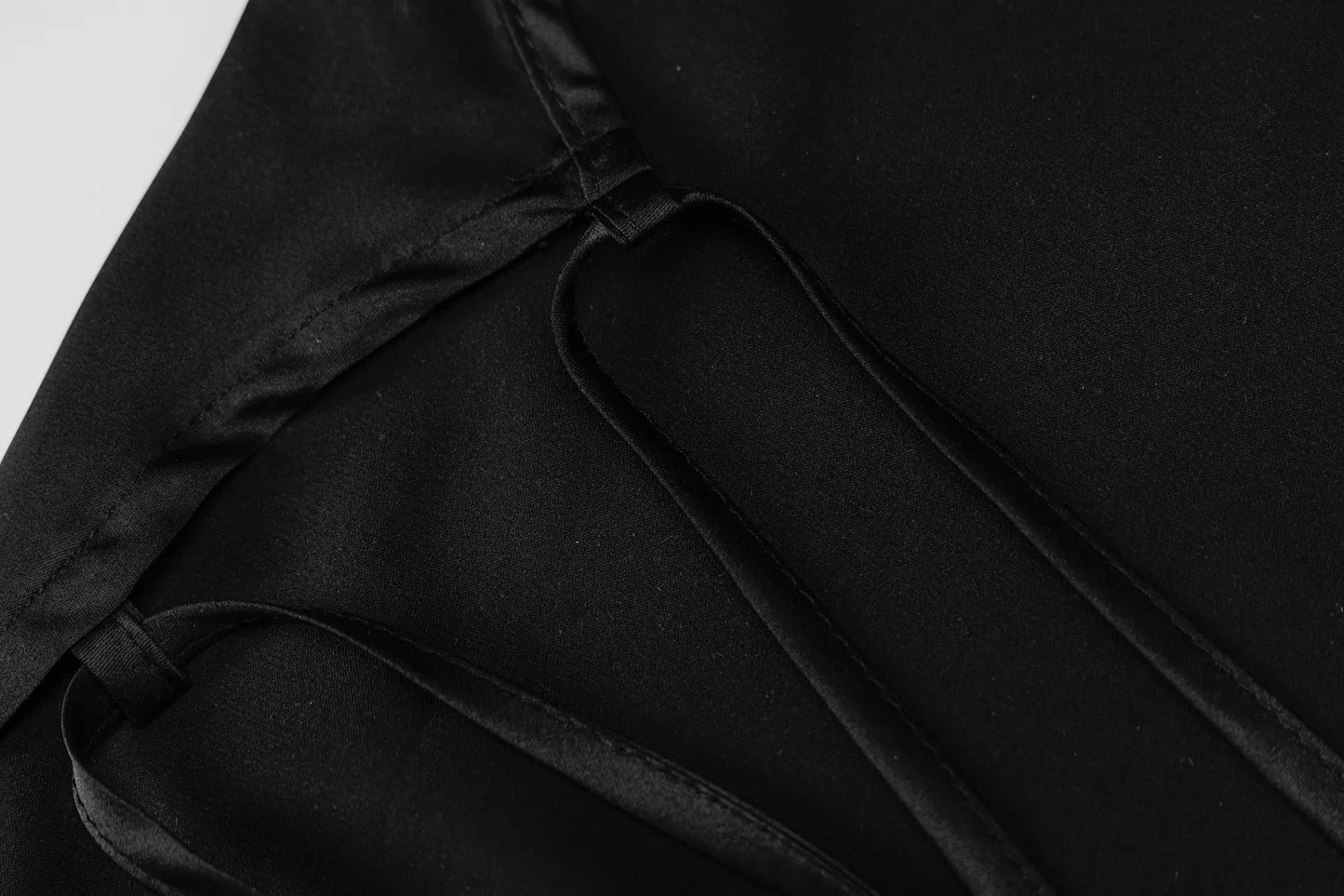 Vestido corto de satén con patchwork de encaje Dulzura para mujer, ajustado, sexy, con espalda descubierta y cordones, ideal para fiestas, cumpleaños y noches elegantes.