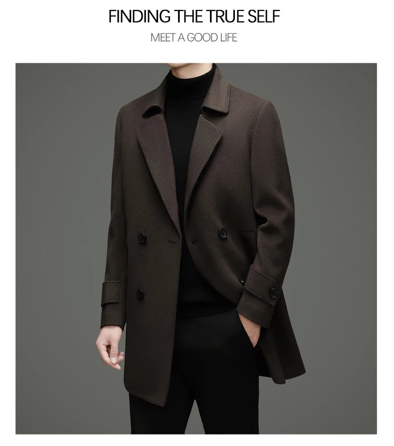 Abrigo de lana de doble faz para hombre, suave y cálido, ideal como prenda esencial. Incluye chaleco de plumas y forro. Color negro café. Estilo clásico.