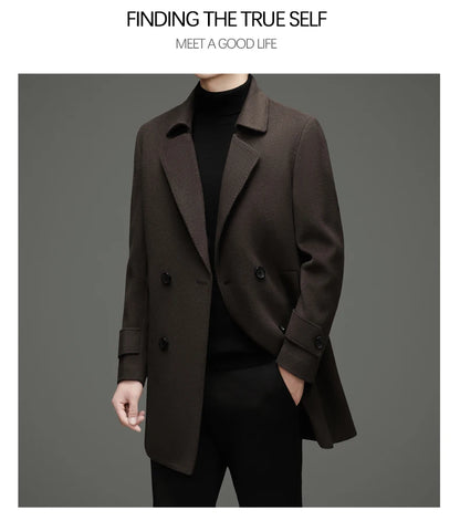 Abrigo de lana de doble faz para hombre, suave y cálido, ideal como prenda esencial. Incluye chaleco de plumas y forro. Color negro café. Estilo clásico.