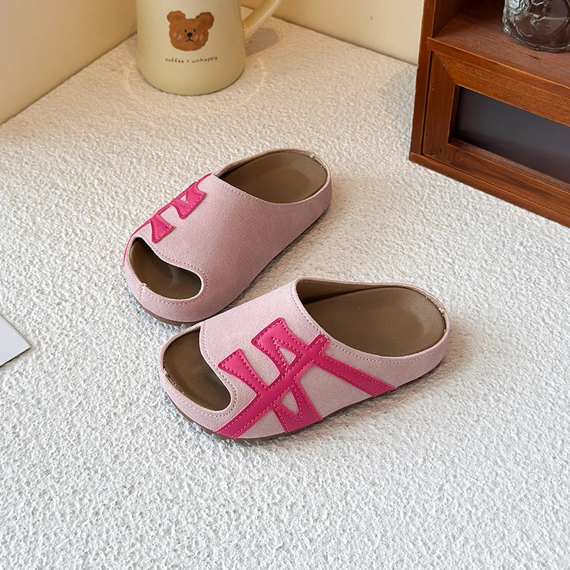 2025 nuevos zapatos infantiles para niños y niñas, con tacón plano y suela suave, cómodos y versátiles para uso al aire libre.