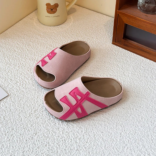 2025 nuevos zapatos infantiles para niños y niñas, con tacón plano y suela suave, cómodos y versátiles para uso al aire libre.