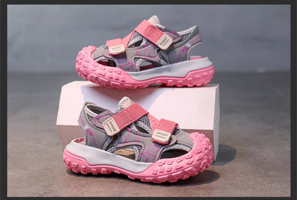 Sandalias para niños con puntera cerrada, superficie de malla hueca, zapatos deportivos antideslizantes de suela blanda, nuevo estilo de verano 2025, calzado casual