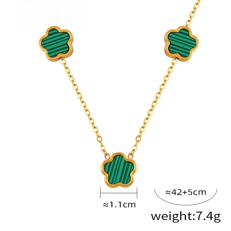 Conjunto de joyería con accesorios rústicos de flores de acero de titanio y concha blanca, pendientes de acrílico y collar sencillo.
