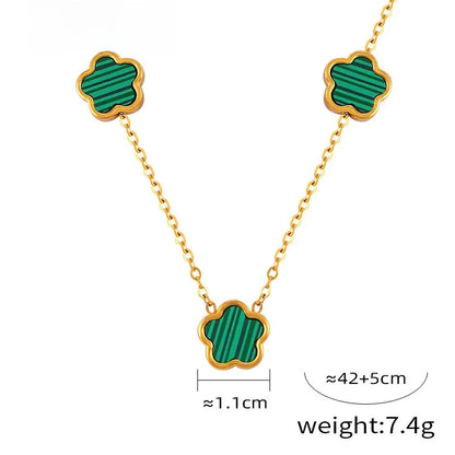 Conjunto de joyería con accesorios rústicos de flores de acero de titanio y concha blanca, pendientes de acrílico y collar sencillo.