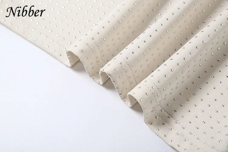 Vestido corto de color sólido con estampado de diamantes de imitación, estilo moderno, escote en V profundo y sin tirantes. Ideal para la moda femenina y la ropa urbana.