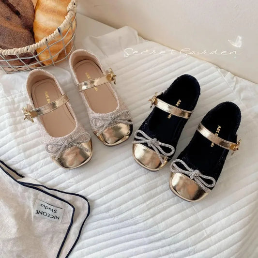 Los zapatos de cuero para niñas son versátiles y elegantes. Zapatos de tacón bajo para niña, con diseño brillante y forma de lazo, para otoño e invierno.