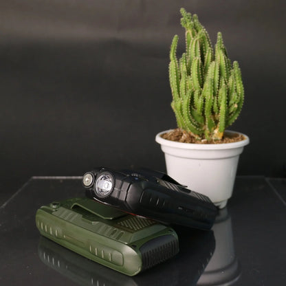 Teléfono militar a prueba de golpes con batería de gran capacidad, 3 SIM, botón SOS, voz potente, marcación rápida, clip integrado, resistente y funcional para personas mayores.