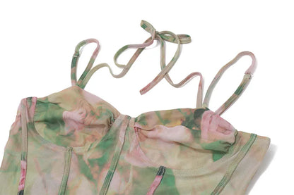 Vestido largo elegante con estampado floral, tirantes finos y espalda descubierta. Vestido ajustado con abertura alta y fruncido. Ideal para la playa, vacaciones o fiestas.