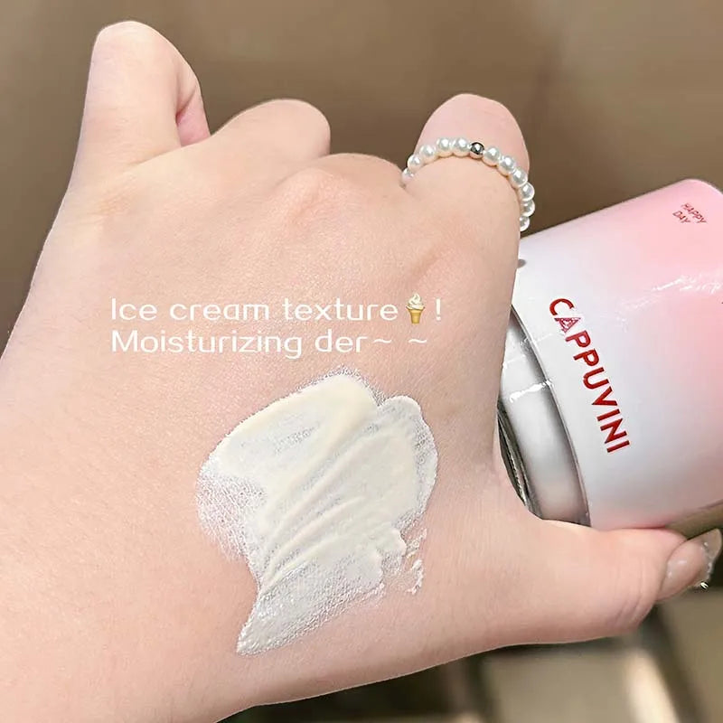 La crema natural radiante y transparente de CAPPUVINI con una base cremosa para la piel crea un look de maquillaje refrescante y suave.