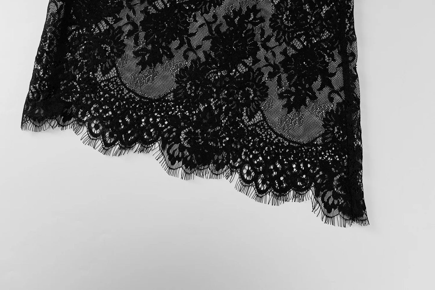 Vestido corto de satén con patchwork de encaje Dulzura para mujer, ajustado, sexy, con espalda descubierta y cordones, ideal para fiestas, cumpleaños y noches elegantes.