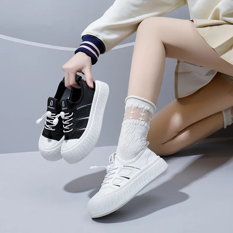 Nueva versión coreana de primavera de zapatos blancos transpirables para mujer con cordones casuales de caña baja para cualquier suela gruesa.