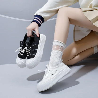 Nueva versión coreana de primavera de zapatos blancos transpirables para mujer con cordones casuales de caña baja para cualquier suela gruesa.