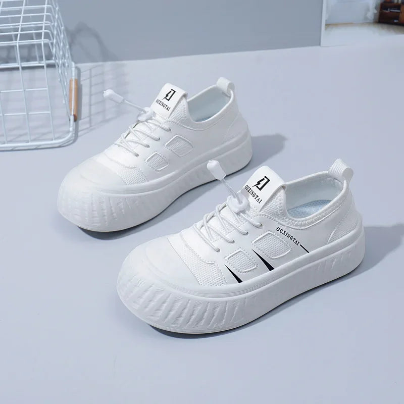 Nueva versión coreana de primavera de zapatos blancos transpirables para mujer con cordones casuales de caña baja para cualquier suela gruesa.