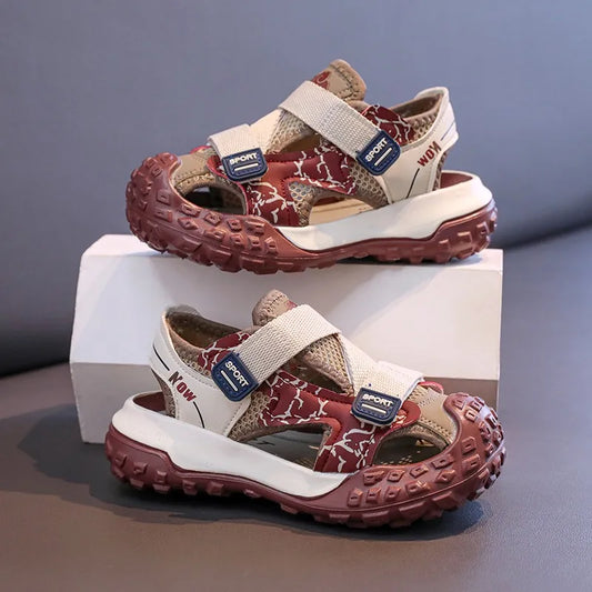 Sandalias para niños con puntera cerrada, superficie de malla hueca, zapatos deportivos antideslizantes de suela blanda, nuevo estilo de verano 2025, calzado casual