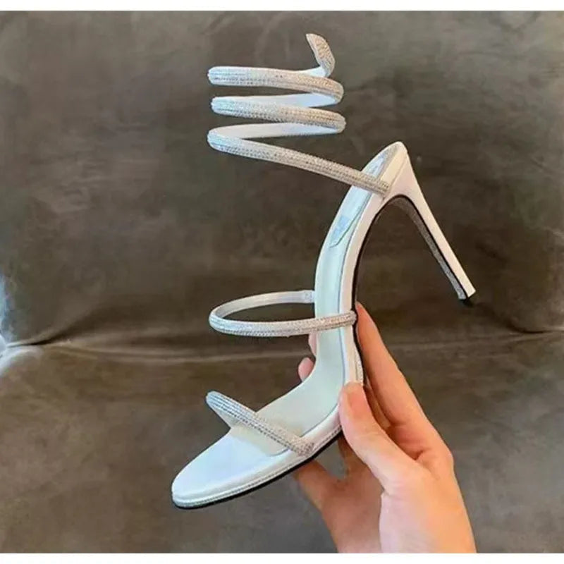 Sandalias de verano de moda para mujer, con diseño de serpiente y cristales, adornadas con lujosos diamantes de imitación y tacones finos estilo gladiador. Ideales para fiestas y eventos.