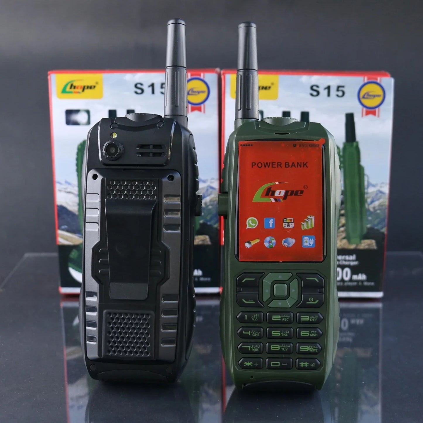 Teléfono militar a prueba de golpes con batería de gran capacidad, 3 SIM, botón SOS, voz potente, marcación rápida, clip integrado, resistente y funcional para personas mayores.