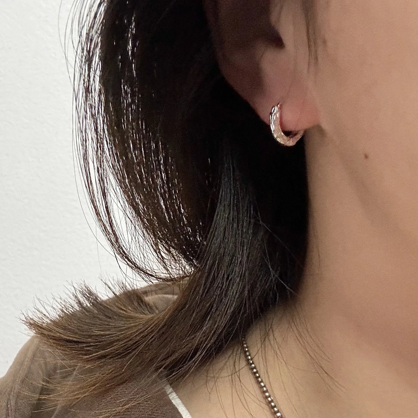 Pendientes de aro sencillos de lava circular de plata esterlina S925, martillados, con un temperamento exquisito coreano.