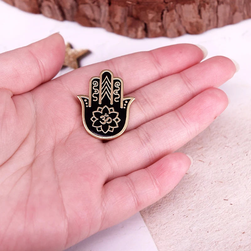 Pin esmaltado con el símbolo Om Ohm de la mano de Hamsa, accesorio decorativo para sombreros y mochilas.