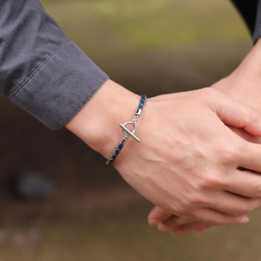 Pulsera de cuero genuino de hip hop para hombre, brazalete con hebilla OT de acero inoxidable resistente a la decoloración, accesorios para hombre, regalos para él, pulsera para hombre