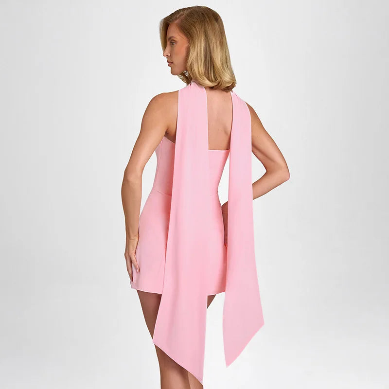 Falda corta de color liso, estilo europeo y americano, de la colección verano 2024, con tirantes al cuello y cintura alta para estilizar la figura.