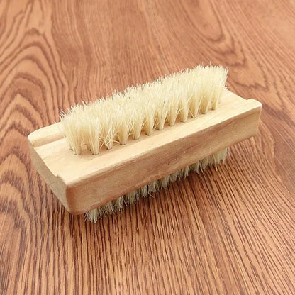 Cepillo de cerdas para manicura y pedicura con mango de madera de doble cara y cerdas de nailon para baño de uñas.