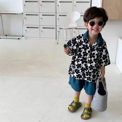 Ropa para niños 2025, nuevo traje de flores de moda para bebé, camisa de manga corta, pantalones cortos, elegante conjunto de dos piezas de pantalones cortos casuales retro.
