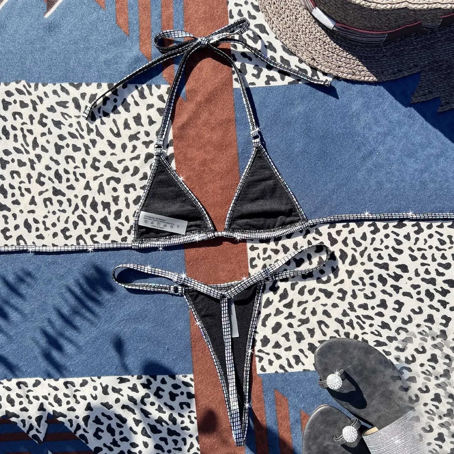 Bikini brasileño triangular plateado brillante con efecto push up para mujer, traje de baño sexy con tangas y cuello halter con cordones.