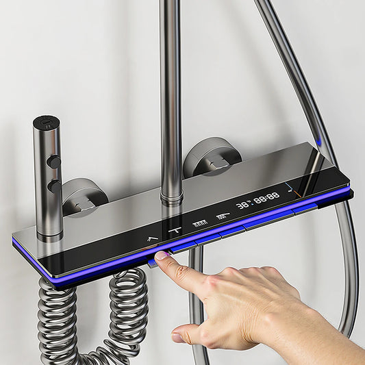 Sistema de ducha inteligente para baño con pantalla digital, mezclador de temperatura, ducha tipo lluvia y lámpara ambiental.