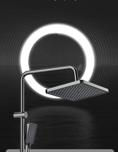 Sistema de ducha con luz ambiental y botones de piano grises, pantalla digital, grifos tipo lluvia y cabezal de ducha.